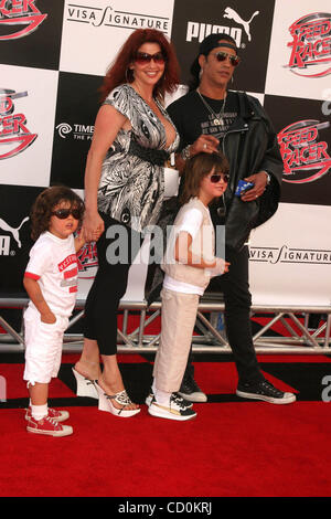 Apr. 26, 2008 - Hollywood, California, Stati Uniti - Ho13320CHW.''SPEED RACER'' Premiere mondiale .NOKIA THEATER DI LOS ANGELES, CALIFORNIA 04-26-2008.Slash dei Guns N' Roses E VELVET REVOLVER CON LA MOGLIE PERLA FERRAR E FIGLI (credito Immagine: Â© Clinton Wallace/Globe foto/ZUMAPRESS.com) Foto Stock