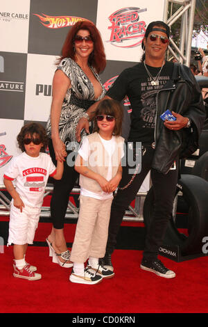 Apr. 26, 2008 - Hollywood, California, Stati Uniti - Ho13320CHW.''SPEED RACER'' Premiere mondiale .NOKIA THEATER DI LOS ANGELES, CALIFORNIA 04-26-2008.Slash dei Guns N' Roses E VELVET REVOLVER CON LA MOGLIE PERLA FERRAR E FIGLI (credito Immagine: Â© Clinton Wallace/Globe foto/ZUMAPRESS.com) Foto Stock