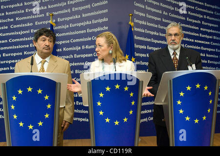 Il Commissario europeo per le relazioni esterne , austriaco Benita Ferrero Waldner (C) mantiene la conferenza stampa con il ministro libico per gli affari europei Abdulati Al-Obeidi (L) e Mohamed Tahar Siala (R) , vice segretario presso la popolazione generale Comitato per il collegamento estero e la cooperazione internazionale Foto Stock