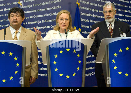 Il Commissario europeo per le relazioni esterne , austriaco Benita Ferrero Waldner (C) mantiene la conferenza stampa con il ministro libico per gli affari europei Abdulati Al-Obeidi (L) e Mohamed Tahar Siala (R) , vice segretario presso la popolazione generale Comitato per il collegamento estero e la cooperazione internazionale Foto Stock