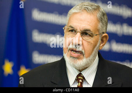 Mohamed Tahar Siala (R) , vice segretario presso la popolazione generale Comitato per il collegamento degli esteri e della cooperazione internazionale della Libia tiene conferenza stampa dopo un incontro con il Commissario europeo per le relazioni esterne , austriaco Benita Ferrero Waldner a headquater UE a Bruxelles, 13 novembre 2 Foto Stock