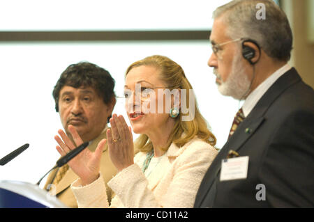 Il Commissario europeo per le relazioni esterne , austriaco Benita Ferrero Waldner (C) mantiene la conferenza stampa con il ministro libico per gli affari europei Abdulati Al-Obeidi (L) e Mohamed Tahar Siala (R) , vice segretario presso la popolazione generale Comitato per il collegamento estero e la cooperazione internazionale Foto Stock