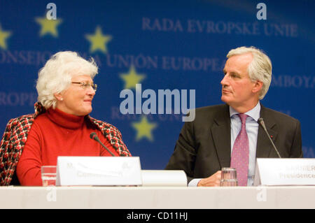 Agricoltura UE La commissaria Mariann Fischer Boel di Danimarca (L) e in Francia il Ministro dell Agricoltura Michel Barnier, il cui Paese detiene attualmente la presidenza di turno dell Unione europea, dare una conferenza stampa su un' agricoltura europea e i ministri della pesca consiglio a Bruxelles il 20 novembre 2008. [© dal WIK Foto Stock