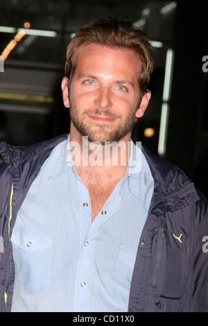 Mar 5, 2008 - Hollywood, California, Stati Uniti - Ho13007CHW.Warner Bros Pictures presenta ''10.000 BC'' U.S. PREMIERE .Grauman's Chinese Theater, Hollywood, CA .03/05/08.BRADLEY COOPER (credito Immagine: Â© Clinton Wallace/Globe foto/ZUMAPRESS.com) Foto Stock