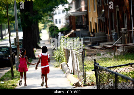 Giugno 13, 2008 - Distretto di Columbia, Stati Uniti - Migliori amici SHETANA RAJAH (sinistra), 8 e DEITRA GILBERT (destra), 8, ran le OAT Street su tutto un venerdì pomeriggio. (Credito Immagine: © Veronika Lukasova/ZUMAPRESS.com) Foto Stock