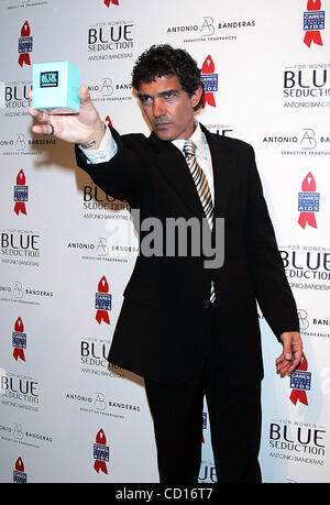 Luglio 10, 2008 - New York New York, Stati Uniti - Antonio Banderas arriva al suo colore blu seduzione per donne profumo launch party a Cedar Lake a New York il 10 luglio 2008. .. / K58924TGA.(Immagine di credito: Â© Terry Gatanis/Globe foto/ZUMAPRESS.com) Foto Stock