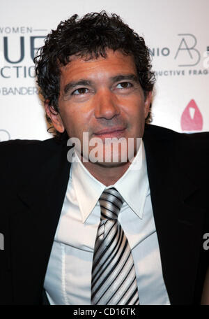 Luglio 10, 2008 - New York New York, Stati Uniti - Antonio Banderas arriva al suo colore blu seduzione per donne profumo launch party a Cedar Lake a New York il 10 luglio 2008. .. / K58924TGA.(Immagine di credito: Â© Terry Gatanis/Globe foto/ZUMAPRESS.com) Foto Stock