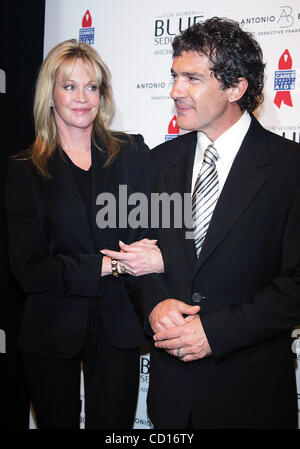 Luglio 10, 2008 - New York New York, Stati Uniti - Antonio Banderas e la moglie Melanie Griffith arrivano al suo colore blu seduzione per donne profumo launch party a Cedar Lake a New York il 10 luglio 2008. .. / K58924TGA.(Immagine di credito: Â© Terry Gatanis/Globe foto/ZUMAPRESS.com) Foto Stock