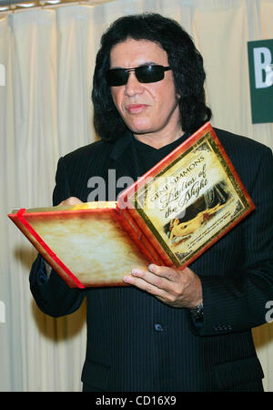 Luglio 11, 2008 - New York New York, Stati Uniti - Gene Simmons segni copie del suo nuovo libro ''Ladies della notte" presso Barnes & Noble a New York il 07-11-2008.K58765TGA.(Immagine di credito: Â© Terry Gatanis/Globe foto/ZUMAPRESS.com) Foto Stock