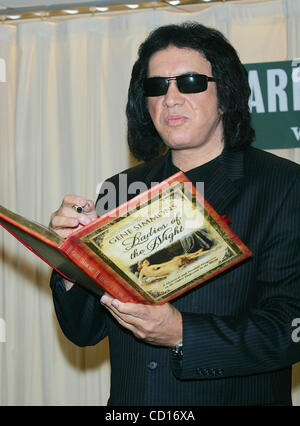 Luglio 11, 2008 - New York New York, Stati Uniti - Gene Simmons segni copie del suo nuovo libro ''Ladies della notte" presso Barnes & Noble a New York il 07-11-2008.K58765TGA.(Immagine di credito: Â© Terry Gatanis/Globe foto/ZUMAPRESS.com) Foto Stock