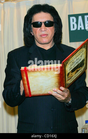 Luglio 11, 2008 - New York New York, Stati Uniti - Gene Simmons segni copie del suo nuovo libro ''Ladies della notte" presso Barnes & Noble a New York il 07-11-2008.K58765TGA.(Immagine di credito: Â© Terry Gatanis/Globe foto/ZUMAPRESS.com) Foto Stock