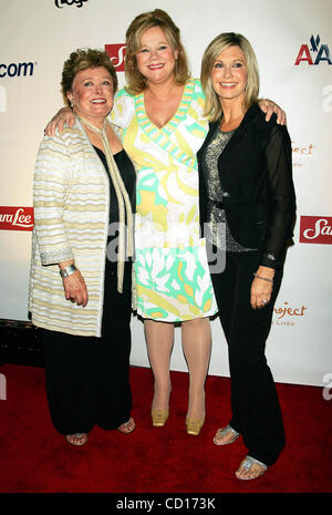 Luglio 16, 2008 - New York New York, Stati Uniti - (L-R) Rue McClanahan, Caroline Rhea e Olivia Newton John pongono alla premiere mondiale di ''Sordid vita: la serie'' al nuovo mondo tappe a New York il 15 luglio 2008. . / K58801TGA.(Immagine di credito: Â© Terry Gatanis/Globe foto/ZUMAPRESS.com) Foto Stock