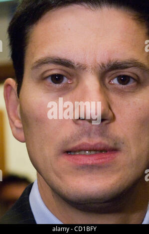 Segretario degli esteri britannico David Miliband arriva il 13 ottobre 2008 prima di un Consiglio Affari Generali Councill incontro presso la sede centrale dell'UE a Lussemburgo. Kouchner è stato prudente il 13 ottobre circa le possibilità dell'Unione europea sarebbe rapidamente riprendere i colloqui con la Russia su un nuovo partenariato strategico. [© di Wikt Foto Stock