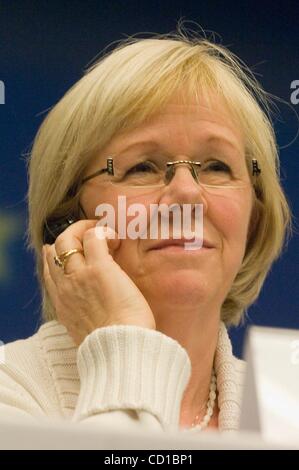 15 ott 2008 - Bruxelles, Belgio - il presidente della Confederazione Europea dei Sindacati, SVEDESE WANJA LUNDBY-WEDIN è raffigurato durante la conferenza stampa del vertice sociale trilaterale per la crescita e l'occupazione in vista di un vertice del Consiglio europeo presso la sede del Consiglio europeo. (Credito Immagine: Â© Foto Stock