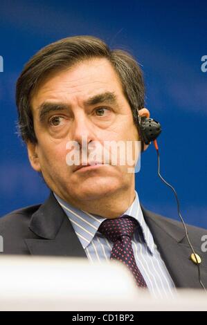 15 ott 2008 - Bruxelles, Belgio - Il Primo ministro francese Francois Fillon nella foto durante la conferenza stampa del vertice sociale trilaterale per la crescita e l'occupazione in vista di un vertice del Consiglio europeo presso la sede del Consiglio europeo. (Credito Immagine: Â© Wiktor Dabkowski/ZUMA Press) Foto Stock