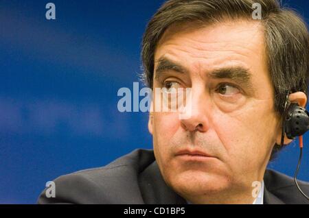 15 ott 2008 - Bruxelles, Belgio - Il Primo ministro francese Francois Fillon nella foto durante la conferenza stampa del vertice sociale trilaterale per la crescita e l'occupazione in vista di un vertice del Consiglio europeo presso la sede del Consiglio europeo. (Credito Immagine: Â© Wiktor Dabkowski/ZUMA Press) Foto Stock