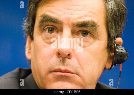 15 ott 2008 - Bruxelles, Belgio - Il Primo ministro francese Francois Fillon nella foto durante la conferenza stampa del vertice sociale trilaterale per la crescita e l'occupazione in vista di un vertice del Consiglio europeo presso la sede del Consiglio europeo. (Credito Immagine: Â© Wiktor Dabkowski/ZUMA Press) Foto Stock