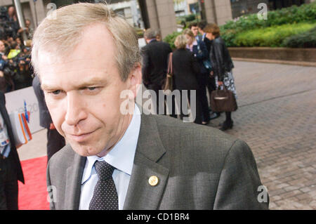 Il primo ministro belga Yves Leterme arriva all'inizio del Vertice dell'Unione europea, presso la sede centrale dell'UE a Bruxelles, Belgio, 15 ottobre 2008. Il vertice UE si concentrerà sul persistere della crisi finanziaria globale. [© di Wiktor Dabkowski] .... Foto Stock