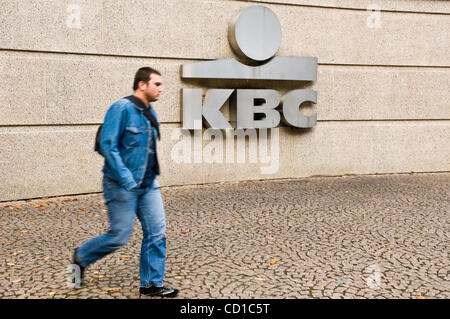 La banca belga KBC sede nel centro di Bruxelles il 27 ottobre 2008. KBC divenne il 27 ottobre l'ultima banca belga per ottenere il suo capitale sostenuto dallo Stato belga, che è quella di pompare 3,5 miliardi di euro (4,4 miliardi di USdollars) nel gruppo dopo una quota slump. Insistendo sul fatto che il suo Foto Stock