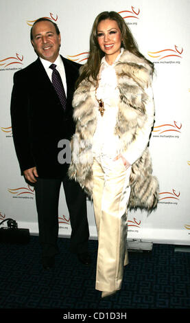 Nov. 6, 2008 - New York New York, Stati Uniti - Thalia e marito Tommy Mottola arriva per il Michael J. Fox di fondazione ''una cosa divertente accaduto sul modo per curare il morbo di Parkinson'' VANTAGGIO Gala presso lo Sheraton Hotel di New York il 5 novembre 2008. .. / K60096TGA(Immagine di credito: Â© Terry Gatanis/Globe Foto Stock