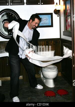 Nov. 24, 2008 - New York New York, Stati Uniti - JOEY FATONE esegue il cerimoniale di primo risciacquo dei nuovi servizi igienici CHARMIN IN TIMES SQUARE A NEW YORK 11-24-2008. / 2008.K60530TGA(Immagine di credito: Â© Terry Gatanis/Globe foto/ZUMAPRESS.com) Foto Stock