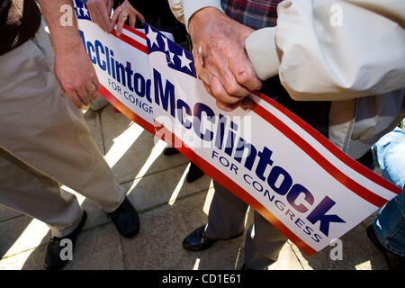 Sostenitori tenere cartelli da giardino come California Senator Tom McClintock, annuncia che verrà eseguito per il quarto distretto sede congressuale, durante una conferenza stampa presso la storica Placer County Courthouse in Auburn ca., Martedì, 4 marzo 2008. . (Sacramento Bee/ Brian Baer / BBAER@SACBEE.COM) (credito immagine: Foto Stock