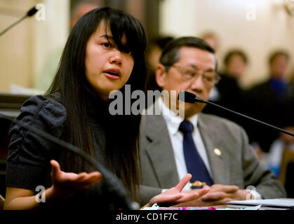 Sanger studente di scuola superiore, Connie Vang, 18, grida come lei testimonia su AB 2064, (Juan Arambulabrula, D-Fresno) durante la fase di assemblaggio istruzione Commissione audizione presso il Campidoglio, Mercoledì, Aprile 9, 2008. A destra è il Col. Wangyee Vang che anche testimoniato in udienza..Valle del sud est asiatico l Foto Stock