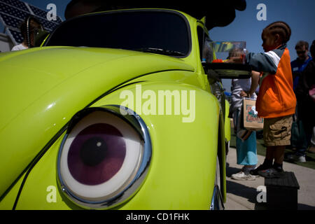 Shawn Sanders (CQ) , 5, di Roseville gioca con toy formiche su una gestione di peste runoff di acque piovane display( VW Beetle) ospitato dalla città di Roseville durante la Giornata della Terra a Mahany Parco Regionale in Roseville Sabato 19 Aprile, 2008. Il display e informazioni fornite contribuisce a educare la gente su come f Foto Stock