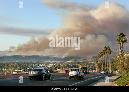 Ottobre 8, 2008, Oceanside, CA, Stati Uniti d'America fumo di un incendio su Camp Pendleton riempie il tardo pomeriggio sky in questa vista da Oceanside guardando a Nord attraverso la città di San Luis Rey zona di valle Credit: Foto di Charlie Neuman, San Diego Union-Tribune/Zuma premere. copyright 2008 San Diego Union-Tribune Foto Stock