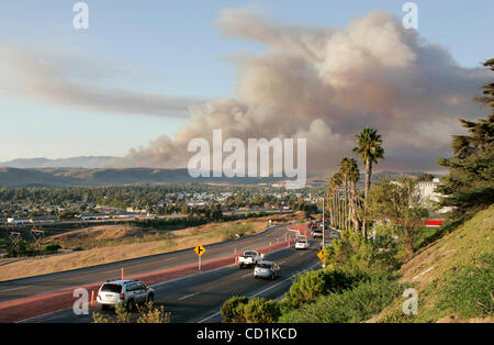 Ottobre 8, 2008, Oceanside, CA, Stati Uniti d'America fumo di un incendio su Camp Pendleton riempie il tardo pomeriggio sky in questa vista da Oceanside guardando a Nord attraverso la città di San Luis Rey zona di valle. La strada in primo piano è di El Camino Real Credit: Foto di Charlie Neuman, San Diego Union-Tribune/Zuma premere. Foto Stock