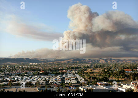Ottobre 8, 2008, Oceanside, CA, Stati Uniti d'America fumo di un incendio su Camp Pendleton riempie il tardo pomeriggio sky in questa vista da Oceanside guardando a Nord attraverso la città di San Luis Rey zona di valle. Questa vista è dall'estremità nord di San Dimas Avenue Credit: Foto di Charlie Neuman, San Diego Union-Tribune/Zuma Foto Stock