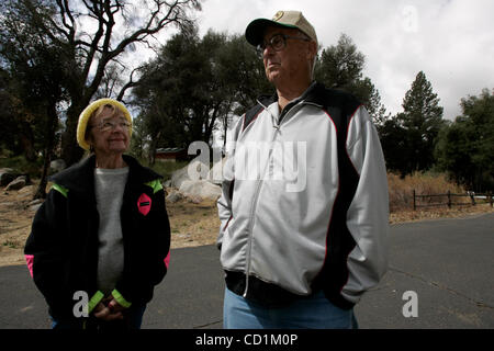 Ottobre 11, 2008 Descanso, CA Ex Cuyamaca Rancho membro Ranger del Parco WES SODDISFARE, destra e sua moglie celeste di Morro Bay, California, vissuto nella verde vallata Falls area di Cuyamaca Rancho State Park, dal 1951-1953, e restituito al parco per festeggiare il settantacinquesimo anniversario della Cuyamaca Ranc Foto Stock