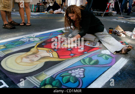 HLlittleItalyFesta291150x003.jpg 10/12/2008 Little Italy (San Diego, California) USA  artista BRIANNA (CQ) CUNHA di Lake Forest in Orange County crea Ã'MMadonna e ChildÃ" durante il gesso Italiano Chalk evento Painting, sulla strada di faggio a India Street, parte del XIV annuale di Little Italy Festa. M Foto Stock