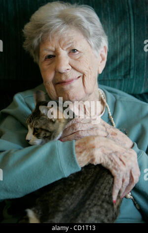 Ottobre 27th, 2008, Carlsbad, California, USA. Si tratta di Beatrice PATTEN, 99, con i vicini di un gatto di nome Murphy lunedì nella sua casa di Carlsbad, in California. Patten sta girando in 100 anni nel mese di ottobre 30th.  Credito: foto di Eduardo Contreras/San Diego Union-Tribune/Zuma premere. copyright 20 Foto Stock