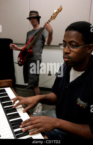 Ottobre 27, 2008, El Cajon, CA. Cuyamaca College ha iniziato una industria musicale classe che aiuta gli studenti a prepararsi per una carriera musicale. La band, "Undercover', il CC rock, pop & soul ensemble registrare un nuovo cd. Ben Anderson plyas bass (L) e Robert Brown suona la tastiera. Shot Lunedì, 27 Ottobre Foto Stock