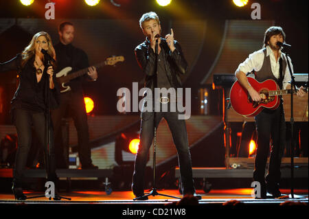 Novembre 12, 2008 - Nashville, Tennessee, Stati Uniti d'America - Musicisti LADY ANTEBELLUM suona dal vivo come parte della Musica Country più grande notte come parte del 2008 CMA Awards che ha avuto luogo presso il Sommet Center situato nel centro cittadino di Nashville. Copyright 2008 Jason Moore. Credito: Jason Moore Foto Stock