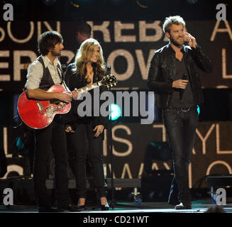 Novembre 12, 2008 - Nashville, Tennessee, Stati Uniti d'America - Musicisti LADY ANTEBELLUM suona dal vivo come parte della Musica Country più grande notte come parte del 2008 CMA Awards che ha avuto luogo presso il Sommet Center situato nel centro cittadino di Nashville. Copyright 2008 Jason Moore. Credito: Jason Moore Foto Stock