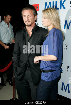 Nov 13, 2008 - Beverly Hills, in California, Stati Uniti d'America - Attore SEAN PENN & attrice Robin Wright arrivando a 'Milki' Los Angeles Premiere tenutasi presso la Academy of Motion Pictures. (Credito Immagine: © Lisa O'Connor/ZUMA Press) Foto Stock