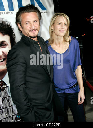 Nov 13, 2008 - Beverly Hills, in California, Stati Uniti d'America - Attore SEAN PENN & attrice Robin Wright arrivando a 'Milki' Los Angeles Premiere tenutasi presso la Academy of Motion Pictures. (Credito Immagine: © Lisa O'Connor/ZUMA Press) Foto Stock