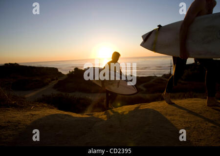 Novembre 14, 2008 San Diego California USA  (LtoR) Justin Toulouse (SDSU, junior) e Scott Krueger (Point Loma Nazarene University, studente del secondo anno) dopo Newbreak Surf Beach. Point Loma Nazarene University è venuto nel quinto nella classifica ritardatari della nazione superiore 10 scuole di surf. mandatory Credit: Foto Foto Stock