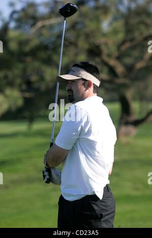 Il 14 novembre 2008, San Diego , CA,-.Padre ADRIAN GONZALEZ e sportscaster JIM STONE ha ospitato il golf annuale beneficio per il South Bay YMCA a Torrey Pines sud corso. Qui GONZALEZ guardato un colpo lungo il fairway. Credito: Foto da JOHN GIBBINS/San Diego Union-Tribune/ZUMA premere. Copyr Foto Stock