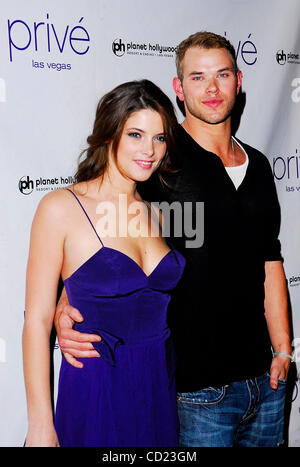 15 nov 2008 - Las Vegas, Nevada, Stati Uniti d'America - attrice Ashley Greene (L) e Kellan Lutz alla prenotazione per il "Twilight" movie-release party. (Credito Immagine: © Valerie Nerres/ZUMA Press) Foto Stock