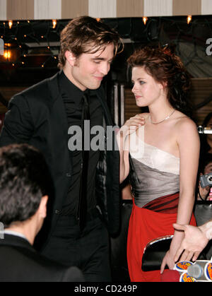 Novembre 17, 2008 - Westwood, California, Stati Uniti d'America - attore Robert Pattinson & attrice Kristen Stewart arrivando al 'Twilight' Premiere Mondiale tenutasi presso il villaggio di Mann & Bruin teatri. (Credito Immagine: © Lisa O'Connor/ZUMA Press) Foto Stock