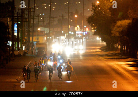 Novembre 19, 2008, Tijuana, Baja California, Messico durante il mercoledì sera Ciclopista Tijuana notte in bicicletta attraverso la città il gruppo di 140 piloti fanno la loro strada verso nord sulla Boulevard Federico Benitez nel buio dopo il loro punto di inversione Credit: Foto di Charlie Neuman, San Diego Unio Foto Stock