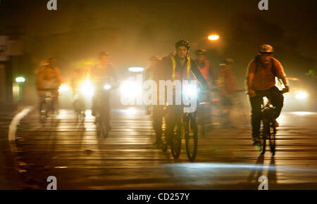 Novembre 19, 2008, Tijuana, Baja California, Messico durante il mercoledì sera Ciclopista Tijuana notte in bicicletta attraverso la città alcuni del gruppo di 140 piloti fanno la loro strada verso nord sulla Boulevard Federico Benitez nel buio dopo il loro punto di inversione Credit: Foto di Charlie Neuman, San Di Foto Stock