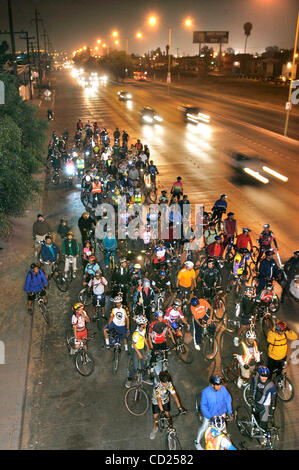 Novembre 19, 2008, Tijuana, Baja California, Messico gruppo di 140 bike rider nel settimanale il mercoledì sera Ciclopista Tijuana in bicicletta raggruppa sul Boulevard Federico Benitez a Avenida Industrial a proseguire la loro corsa nord Credit: Foto di Charlie Neuman, San Diego Union-Tribune/Zuma premere. Foto Stock