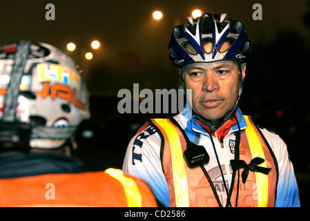 Novembre 19, 2008, Tijuana, Baja California, Messico Prima di iniziare uno dei settimanali Ciclopista Mercoledì sera Tijuana bike presso la corsa punto di partenza in un parcheggio adiacente a Tijuana municipio ride leader Ivan Arias, a destra, parla di uno dei piloti che usura safet arancione Foto Stock