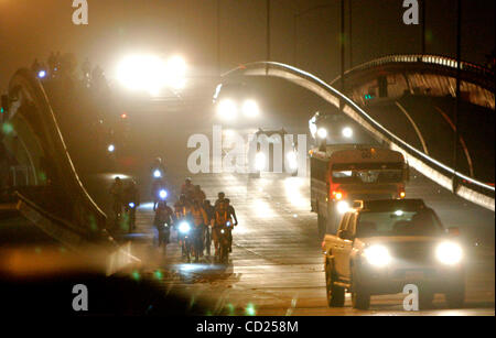 Novembre 19, 2008, Tijuana, Baja California, Messico durante il mercoledì sera Ciclopista Tijuana notte in bicicletta attraverso la città alcuni del gruppo di 140 piloti fanno la loro strada verso nord sulla Boulevard Federico Benitez nel buio dopo il loro punto di inversione Credit: Foto di Charlie Neuman, San Di Foto Stock