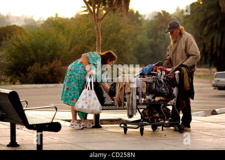 Novembre 19, 2008 Spring Valley, CA CLAUDIA JOAN CHIESA, sinistra e RON SUSTARSIC, destra, prepararsi a lasciare dopo essersi seduti sui banchi del parco a Lamar Street Park nella valle di primavera. SUSTARIC è senzatetto e trascorre molto del suo tempo alla lettura sui banchi del parco, mentre la Chiesa dice che ha recentemente trovato una Foto Stock