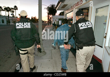 Novembre 21, 2008 Escondido, CALIFORNIA, STATI UNITI D'AMERICA a sunrise ICE deportazione degli ufficiali a piedi con 28 anno vecchio manuale CRUZ ESTABAN, dal Guatemala, sul blocco 600 di S. Escondido Blvd., che hanno appena arrestato in una casa nelle vicinanze. Egli aveva ignorato un ordine di espulsione dal giugno 2007. Lui è stato condannato di D Foto Stock